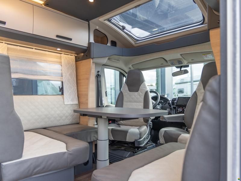 Knaus Live TI 700 MEG Platinum Selection