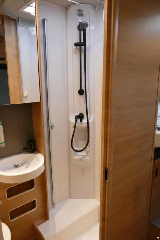 Knaus Live Wave 700 MEG Platinum Selection