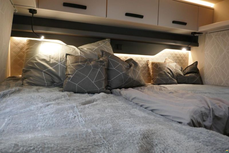 Knaus Live Wave 700 MEG Platinum Selection