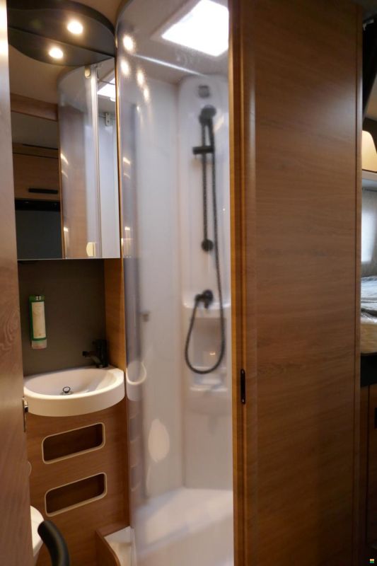 Knaus Live Wave 700 MEG Platinum Selection