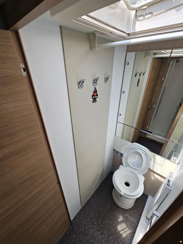 Adria Adora 673 pk 2 Aufbautüren 2 Sitzgruppen