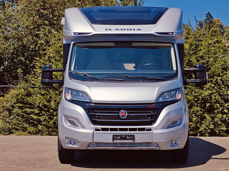 Adria CORAL Supreme 670 DC - Queensbett