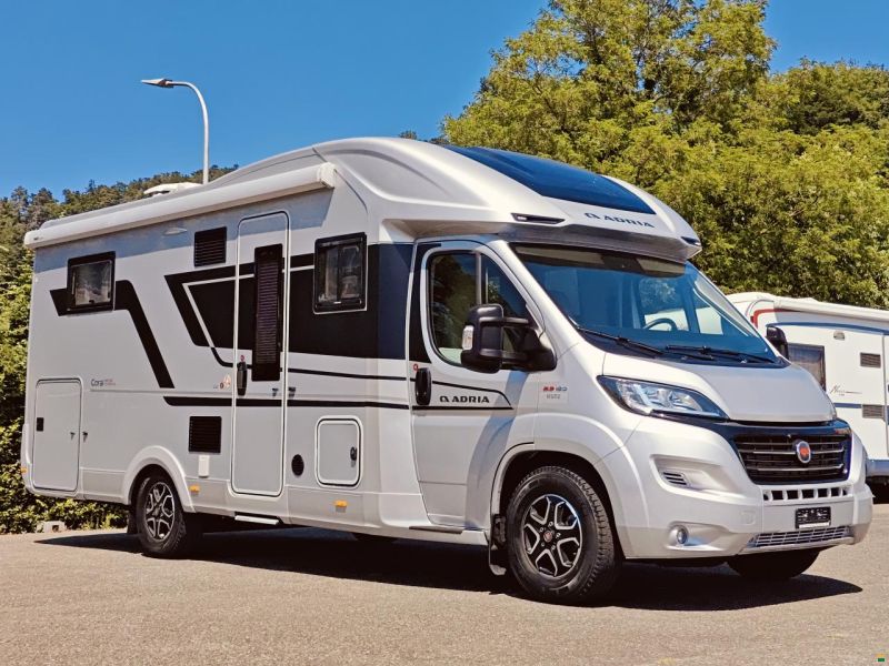 Adria CORAL Supreme 670 DC - Queensbett
