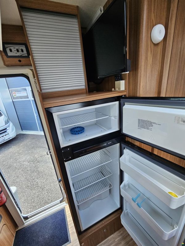 Carado T 449 mit Queensbett, Hubbett, Automat!
