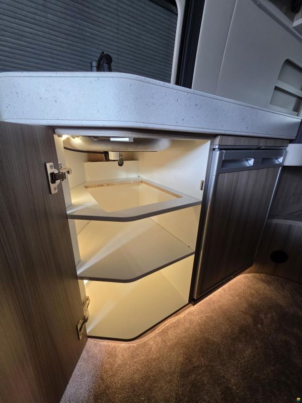 Innova Roadtrip 595L; Sprinter 4x4