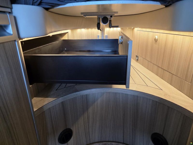 Innova Roadtrip 595L; Sprinter 4x4