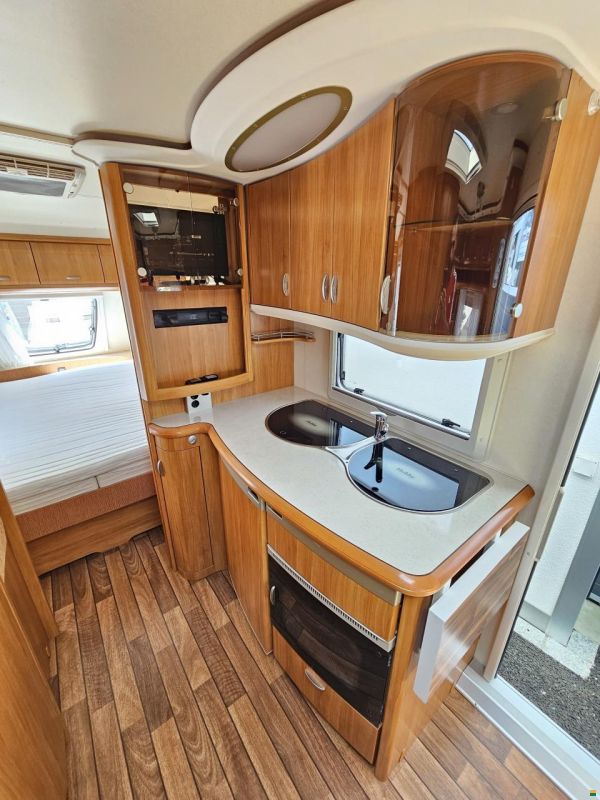 Hobby Excellent mit Queensbett, Klima, Mover!