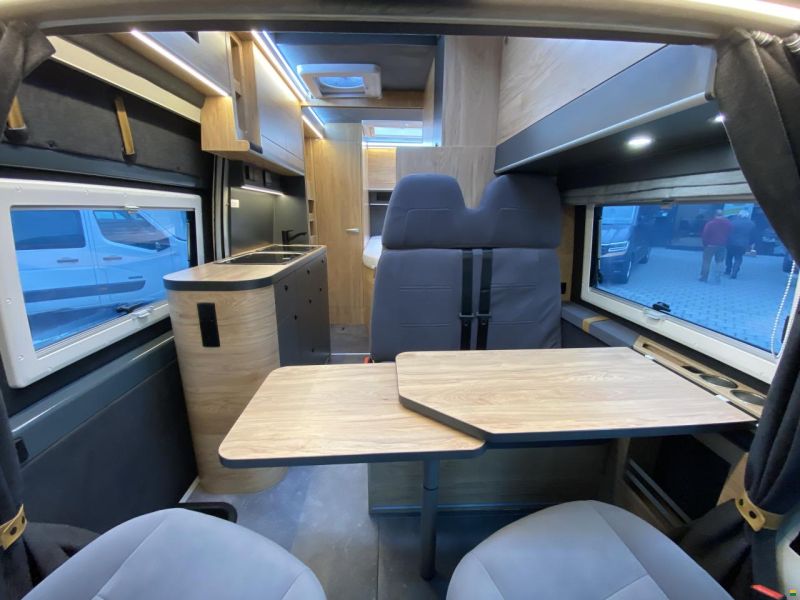 Globe-Traveller Voyager X