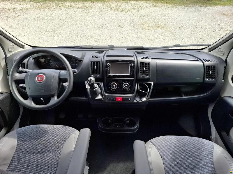 Sunlight T69S mit Queensbett