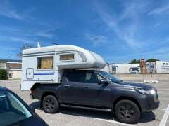 Toyota Pickup mit Tischer&ndash;Wohnkabine Véhicule spécial