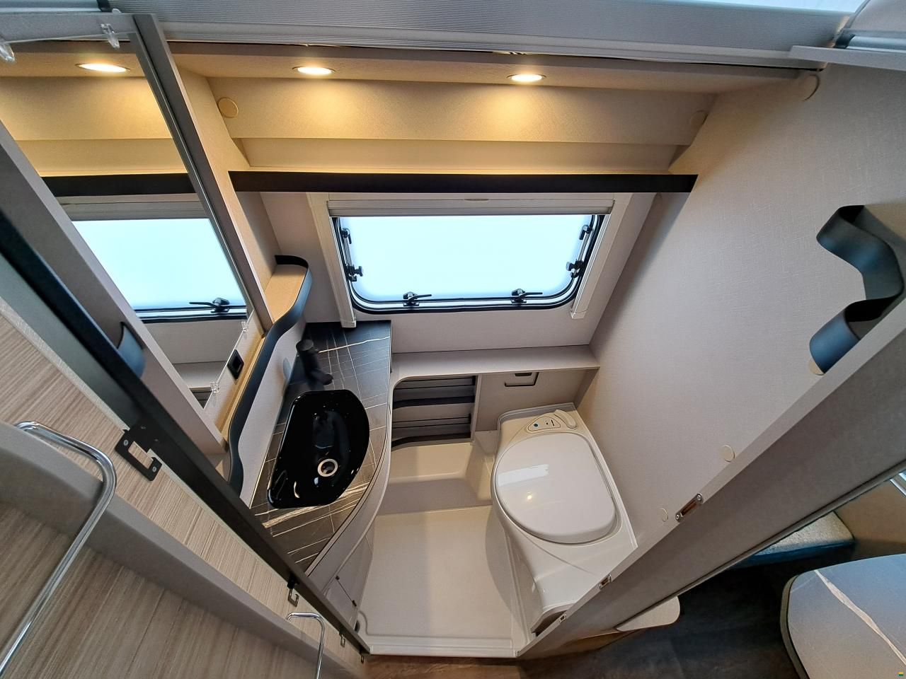 Eriba Touring 542  Harbour Blue