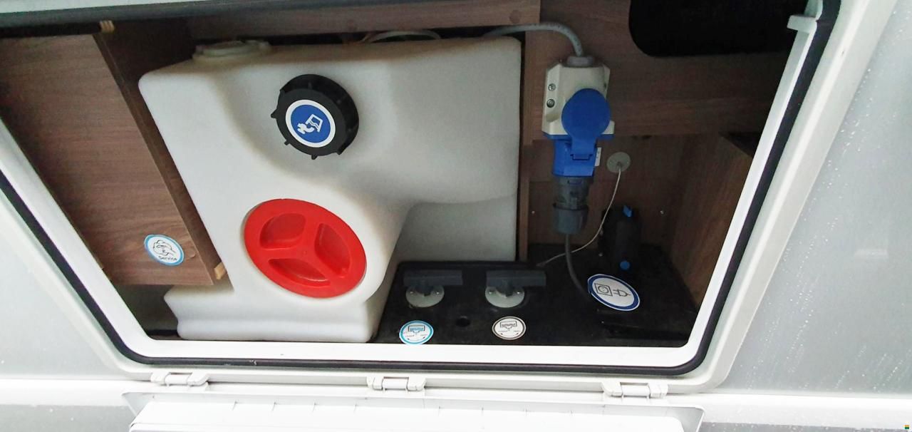 Knaus LIVE TI 700 MEG 2.3 AUTOMAT 2.3