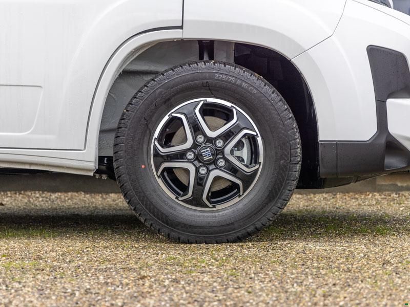 Knaus Live Wave 700 MEG Platinum Selection