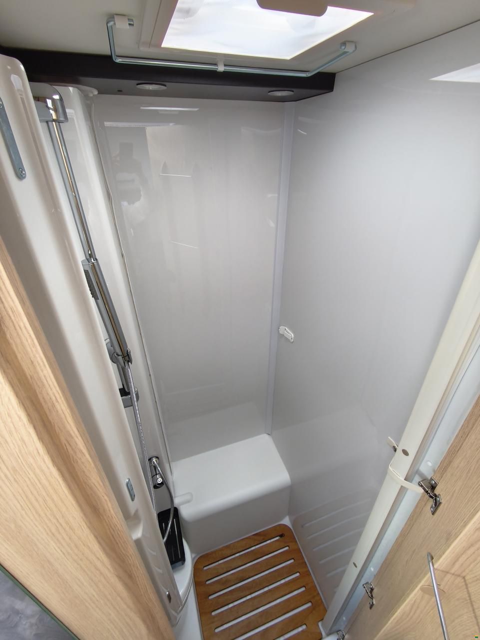 Sunlight T 67s mit Einzelbett & Hubbett, Automat!