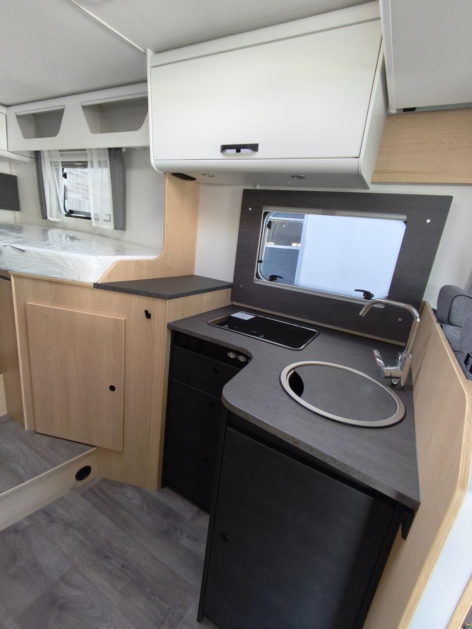 Sunlight T 67s mit Einzelbett & Hubbett, Automat!