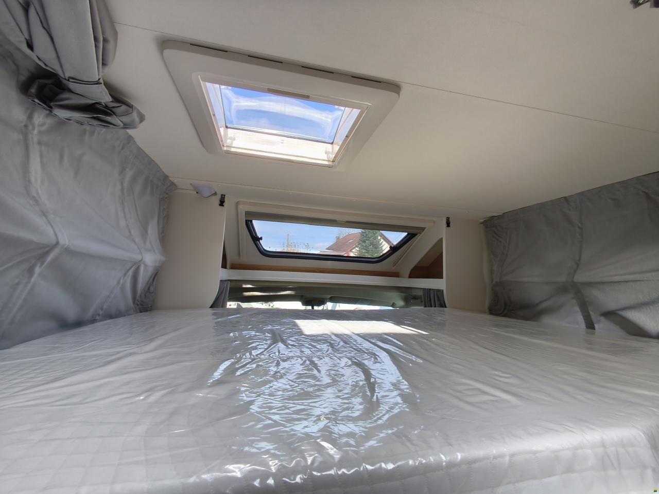 Sunlight T 67s mit Einzelbett & Hubbett, Automat!