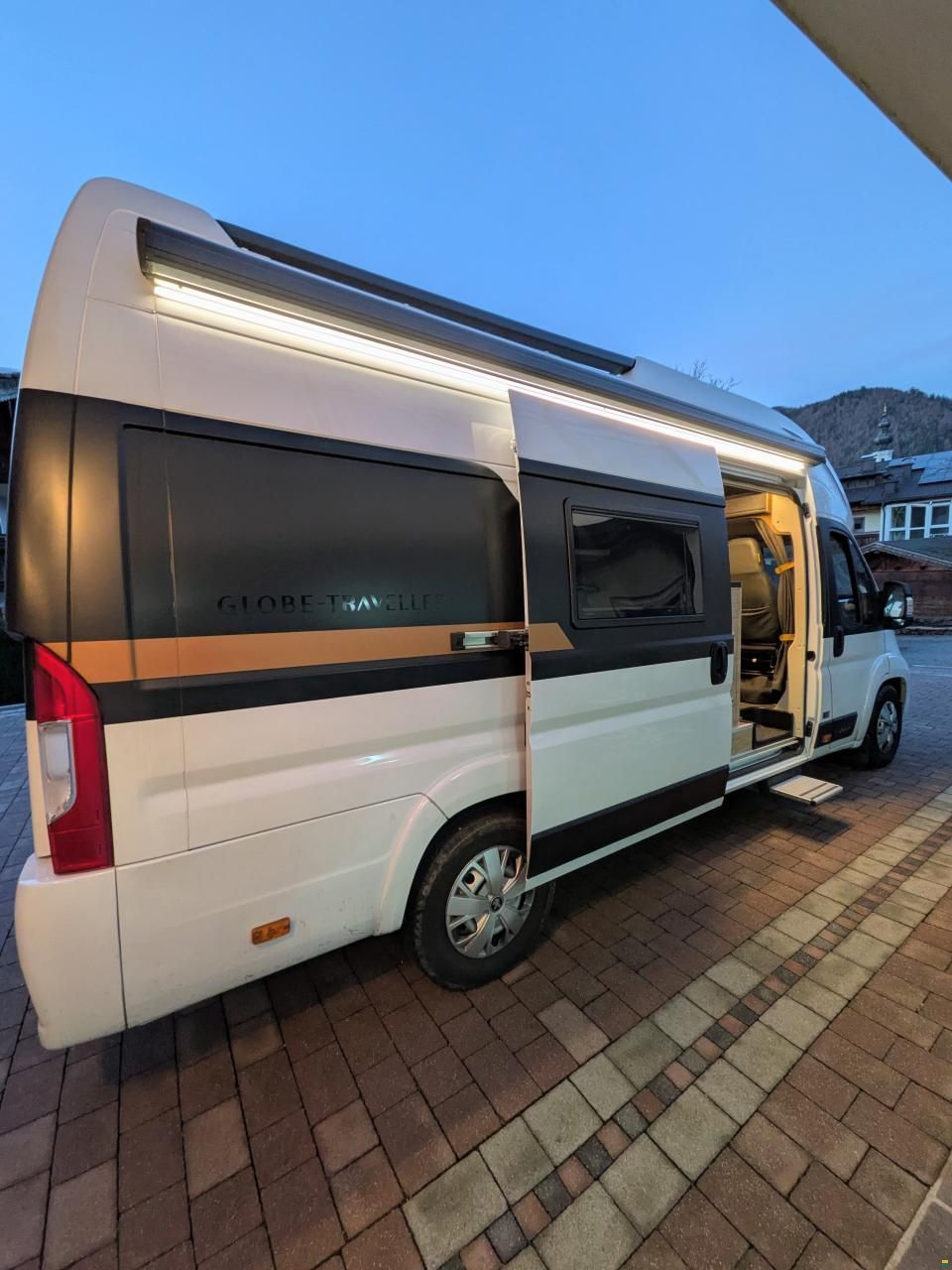 Globe-Traveller Voyager X