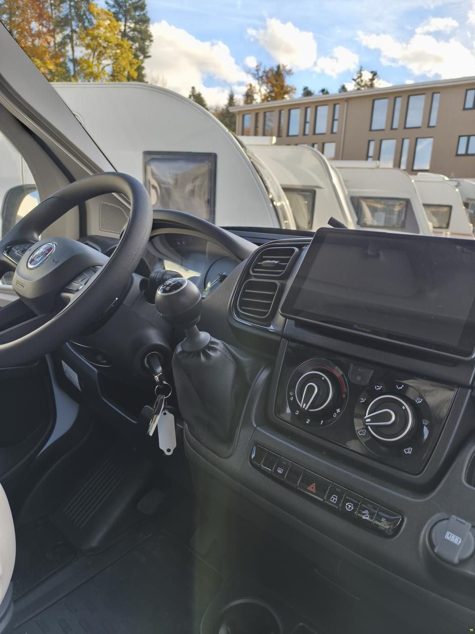 Forster-Reisemobile T 699 EB mit Einzelbett & Hubbett!