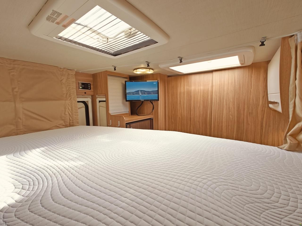 Carado T334 - Doppelbett & Hubbett