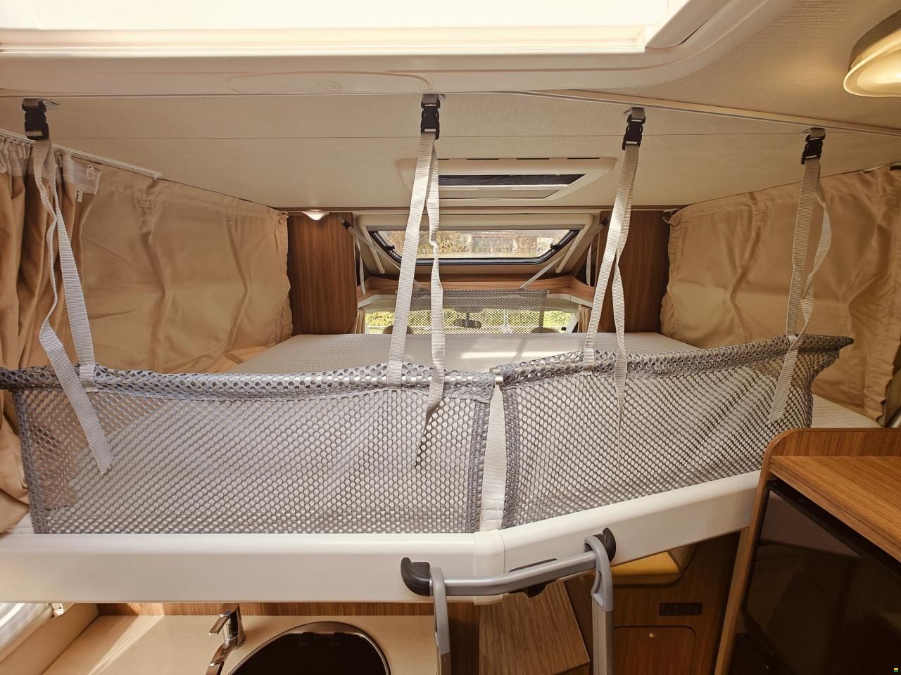 Carado T334 - Doppelbett & Hubbett