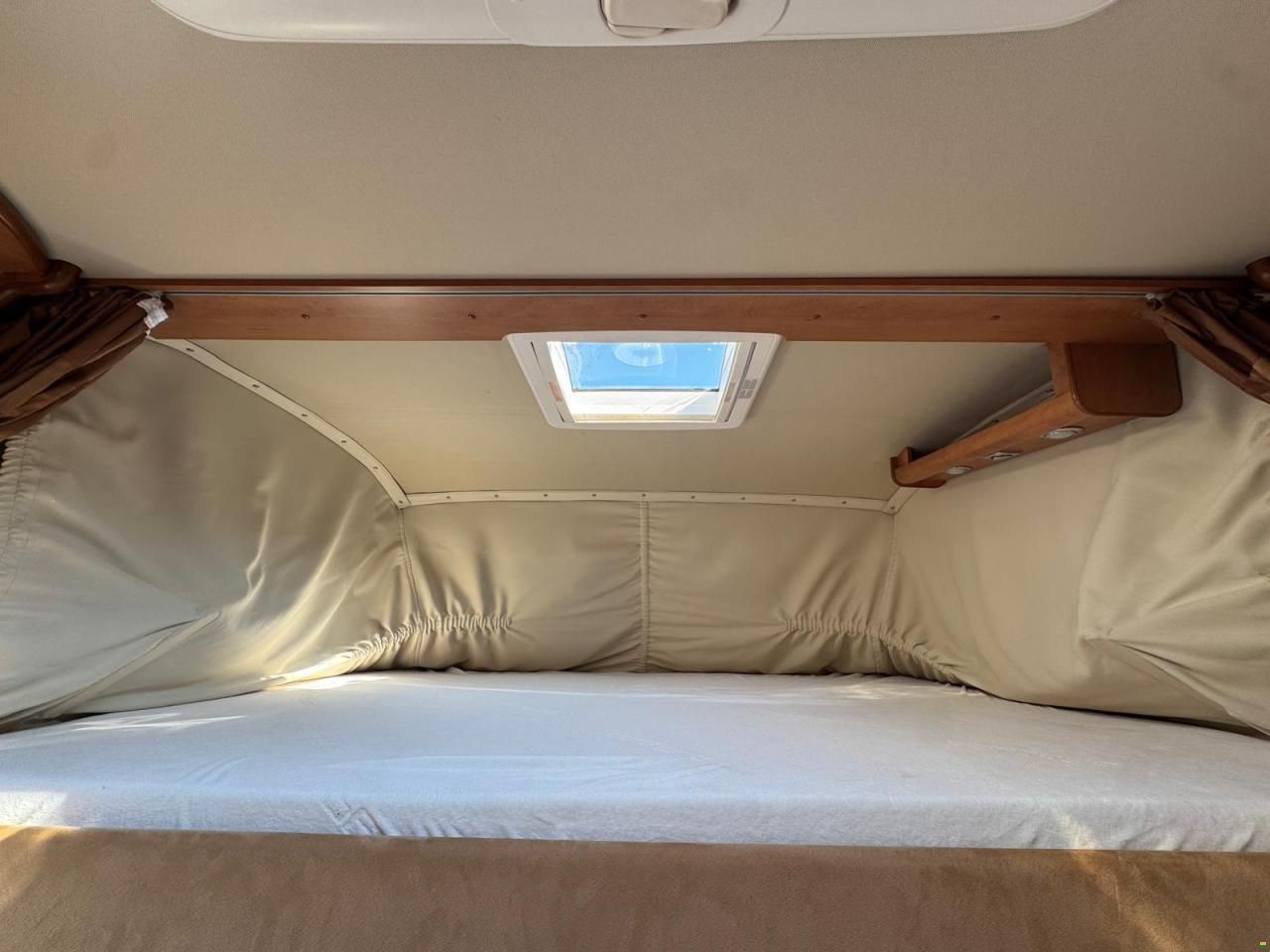 Carthago TOURER-LÄNGSBETT-HUBBETT-ALCOTIEF