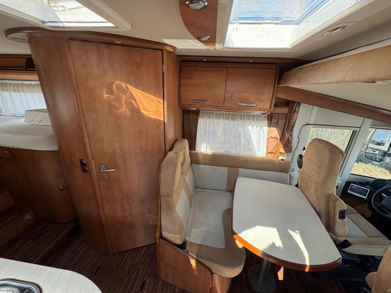 Carthago TOURER-LÄNGSBETT-HUBBETT-ALCOTIEF