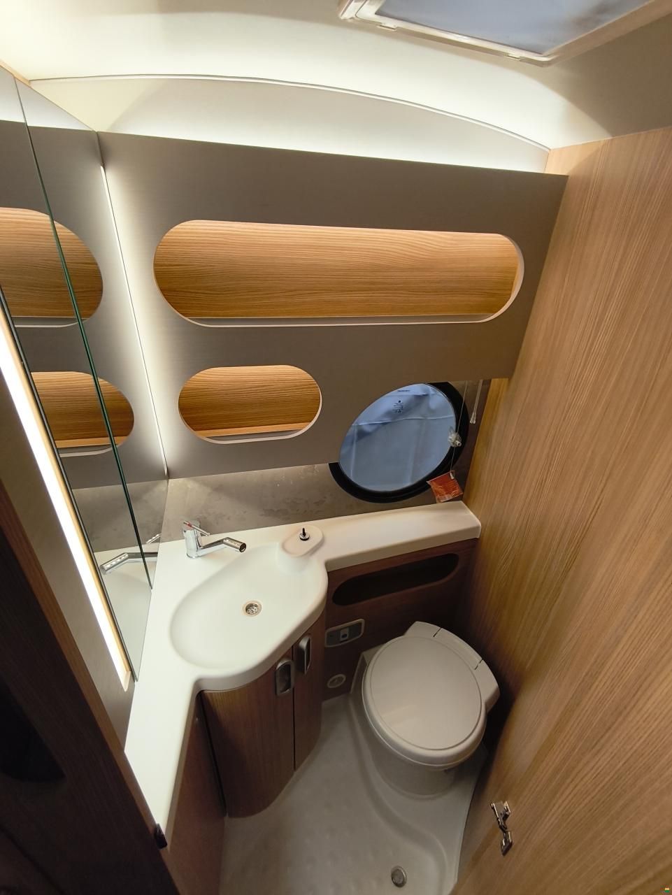 T@B 400td mit Küche, Sitzgruppe, WC, Mover!