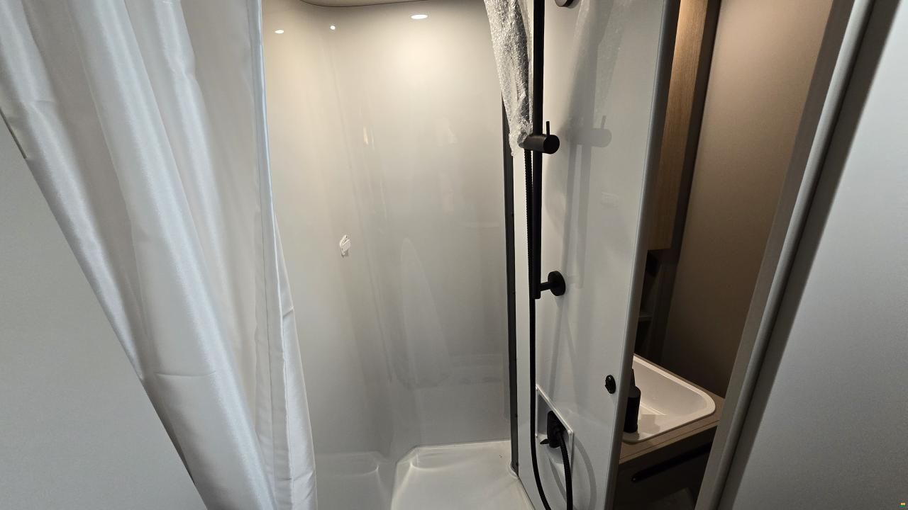 LMC Tracer V 670 - MJ2026