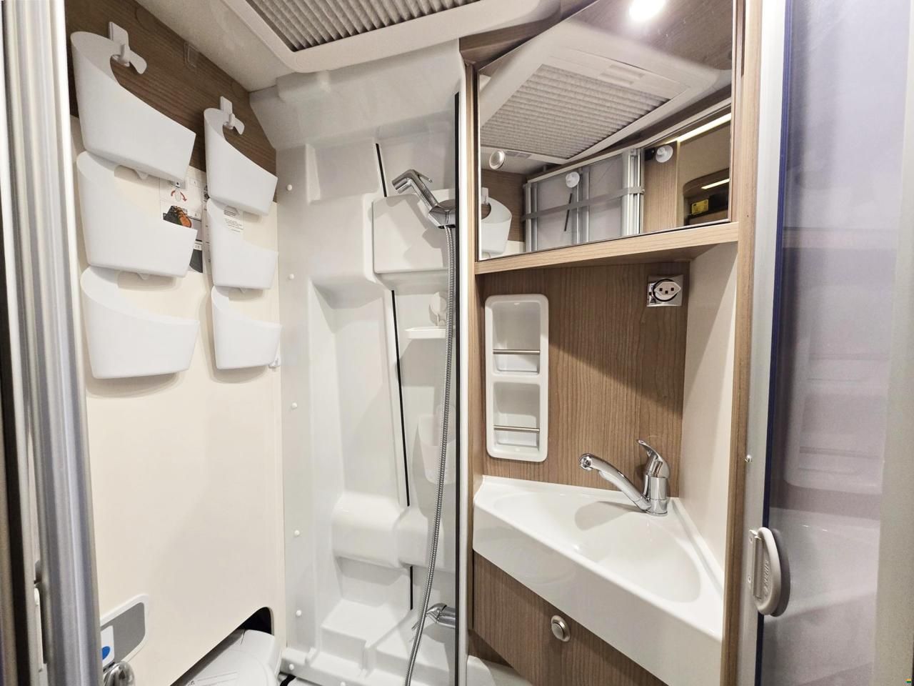 Malibu VAN GT 640 CHARMING AUTOMAT MJ 180