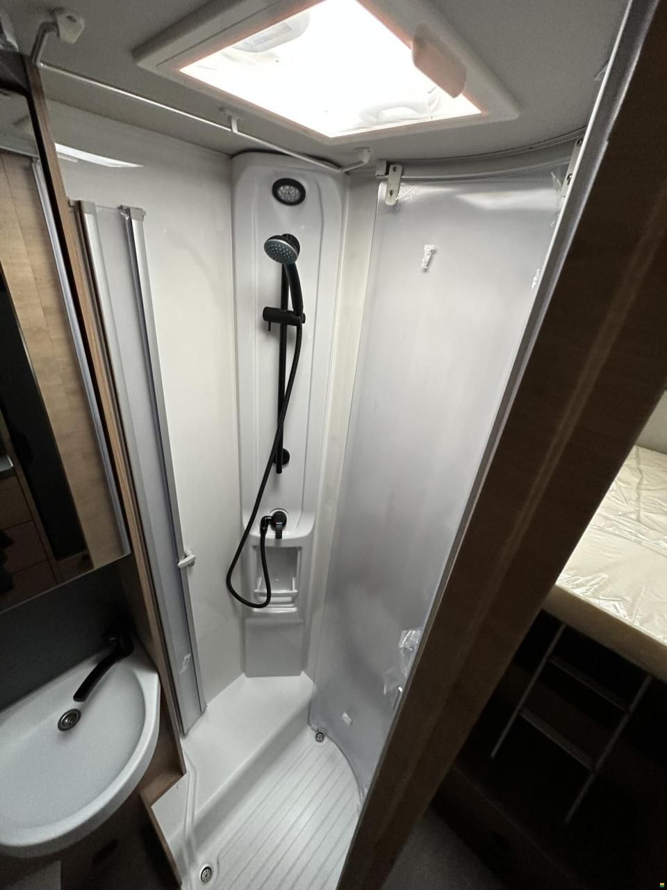 Knaus L!VE WAVE PLATINUM SELECTION 700 MEG