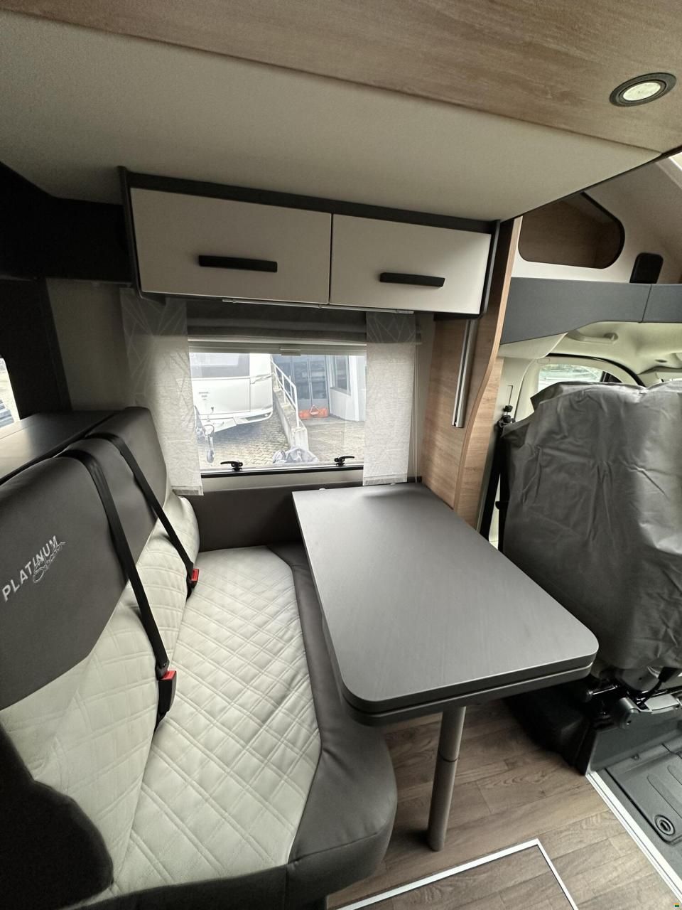 Knaus L!VE WAVE PLATINUM SELECTION 700 MEG