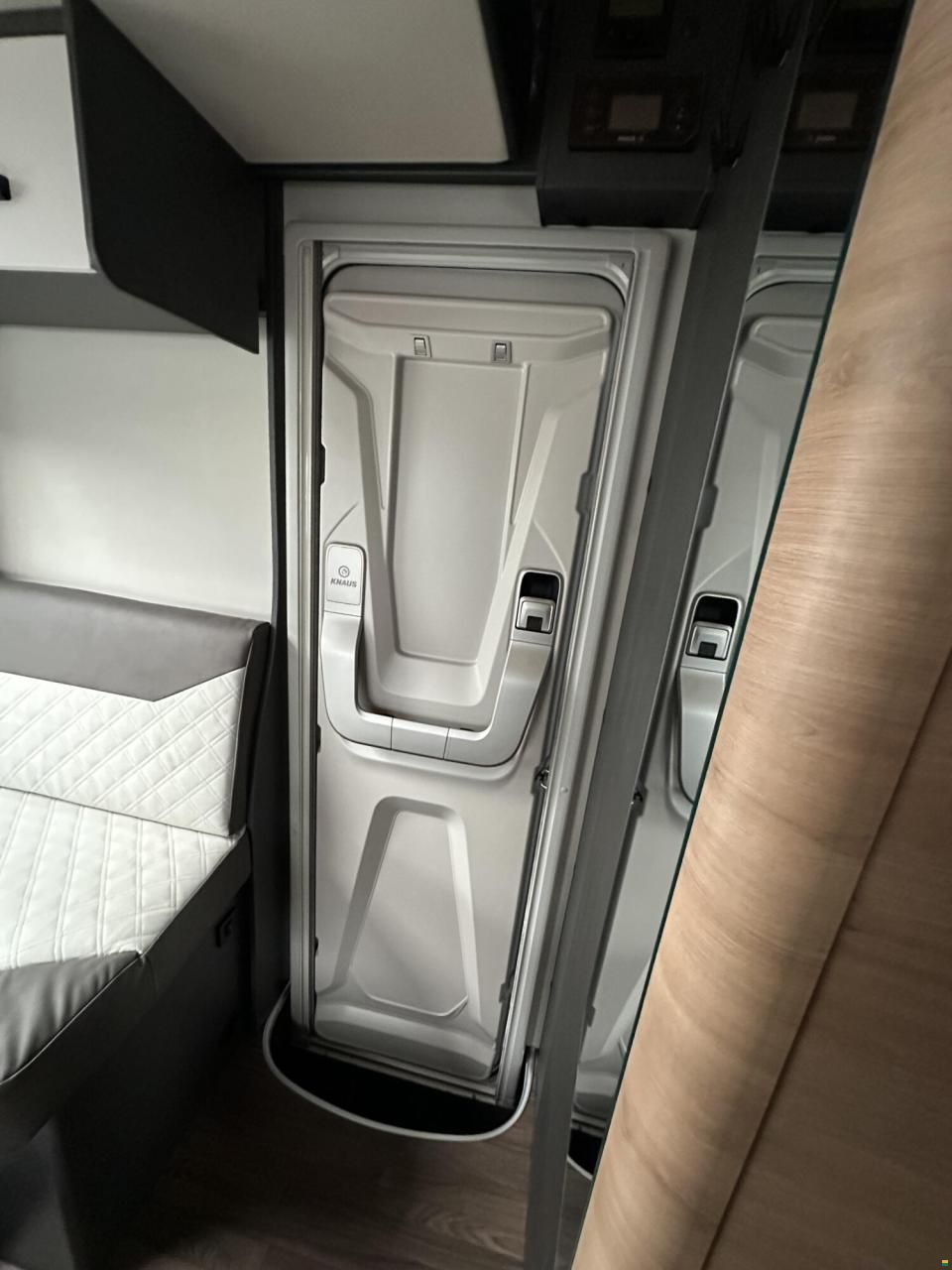 Knaus L!VE WAVE PLATINUM SELECTION 700 MEG