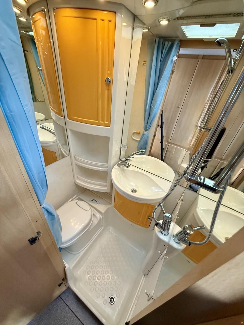 Dethleffs Golbetrotter A5880- Family Travel