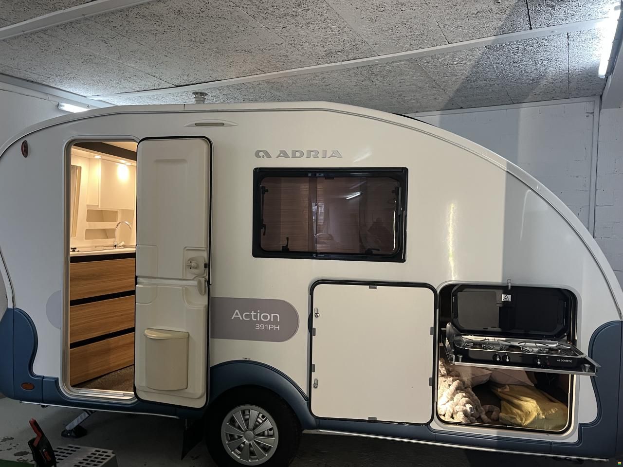 Adria Top Reise- Wohnwagen mit Vorzelt