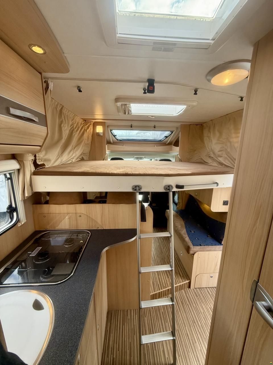 Sunlight T67 - Automatik - Hubbett