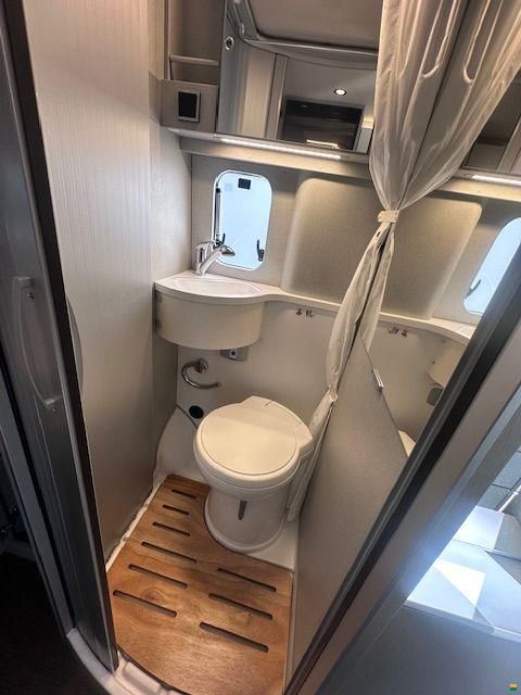 Hymer Free 600 Campus-Dachbett-Luftfederung