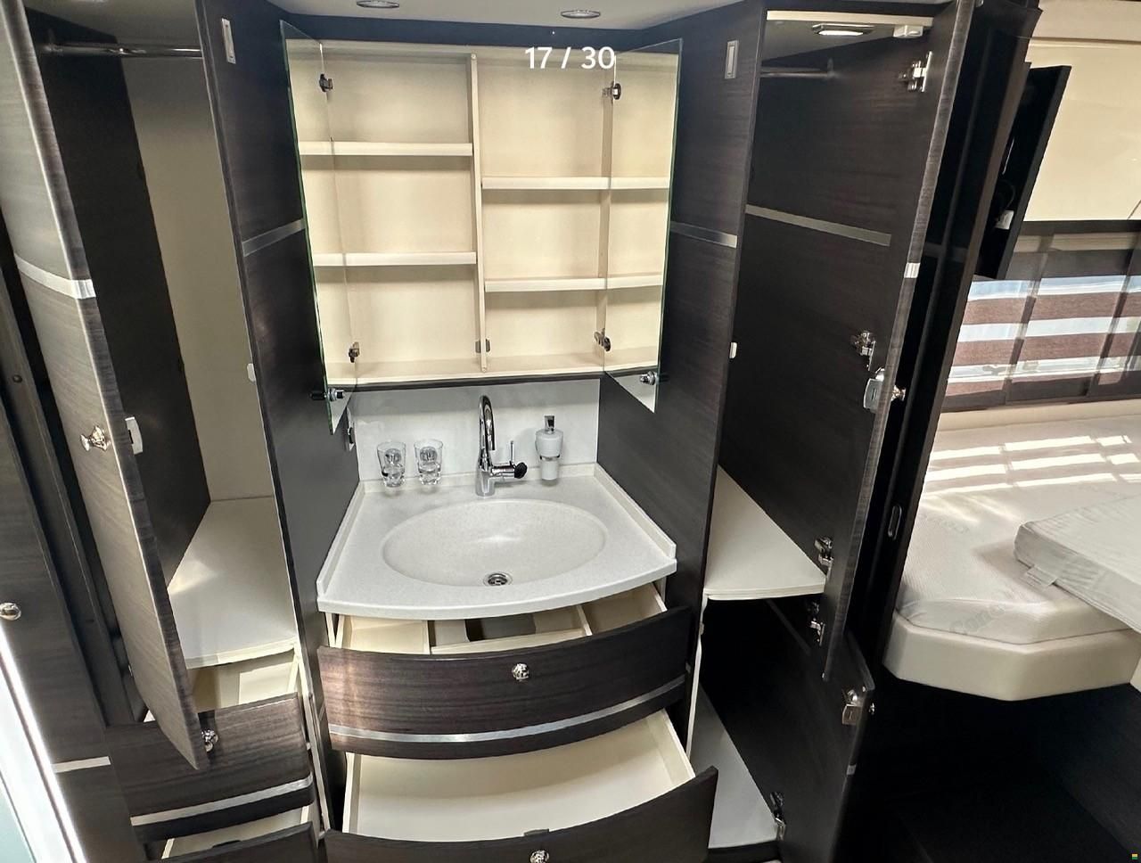 Concorde Charisma 900L