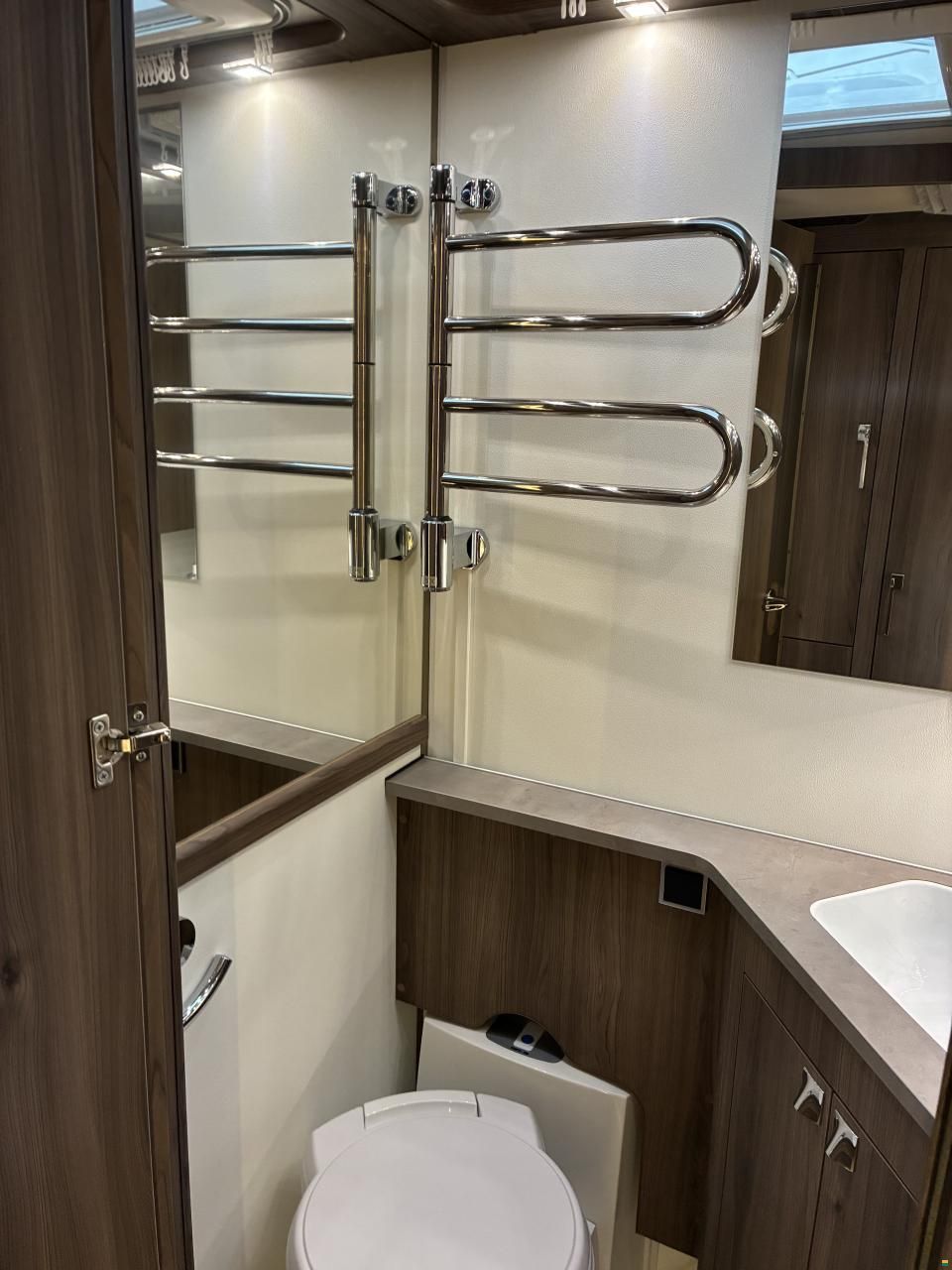 Kabe Royal 560 GLE B2 2.3m