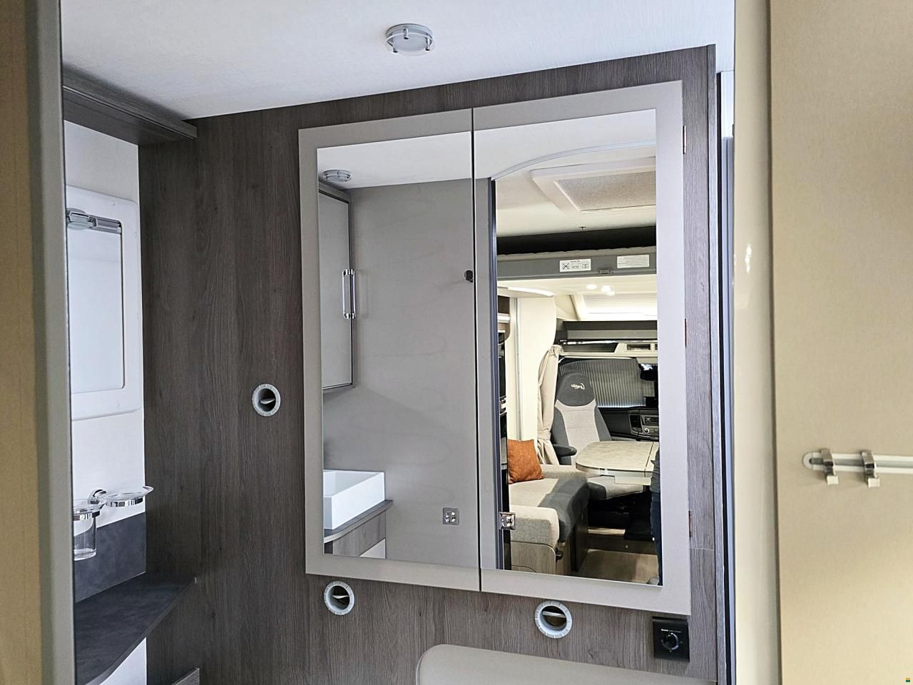 Challenger 260 GRAPHITE EDITION 2.0 TDCI AUTOMAT