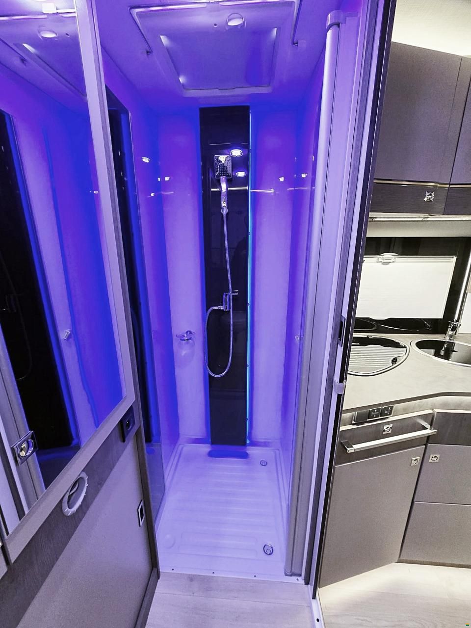 Challenger 260 GRAPHITE EDITION 2.0 TDCI AUTOMAT