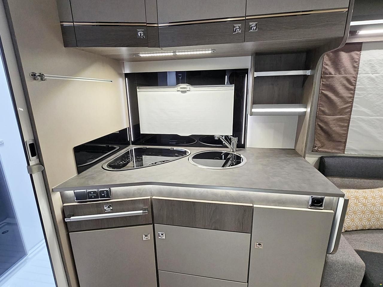 Challenger 260 GRAPHITE EDITION 2.0 TDCI AUTOMAT