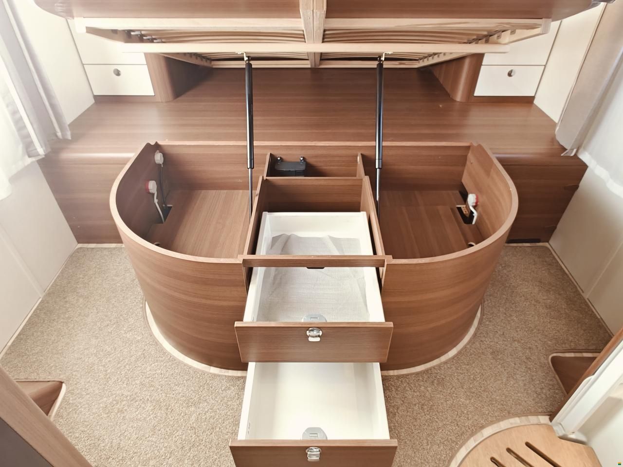 LMC Cruiser Premium T741 - Automat