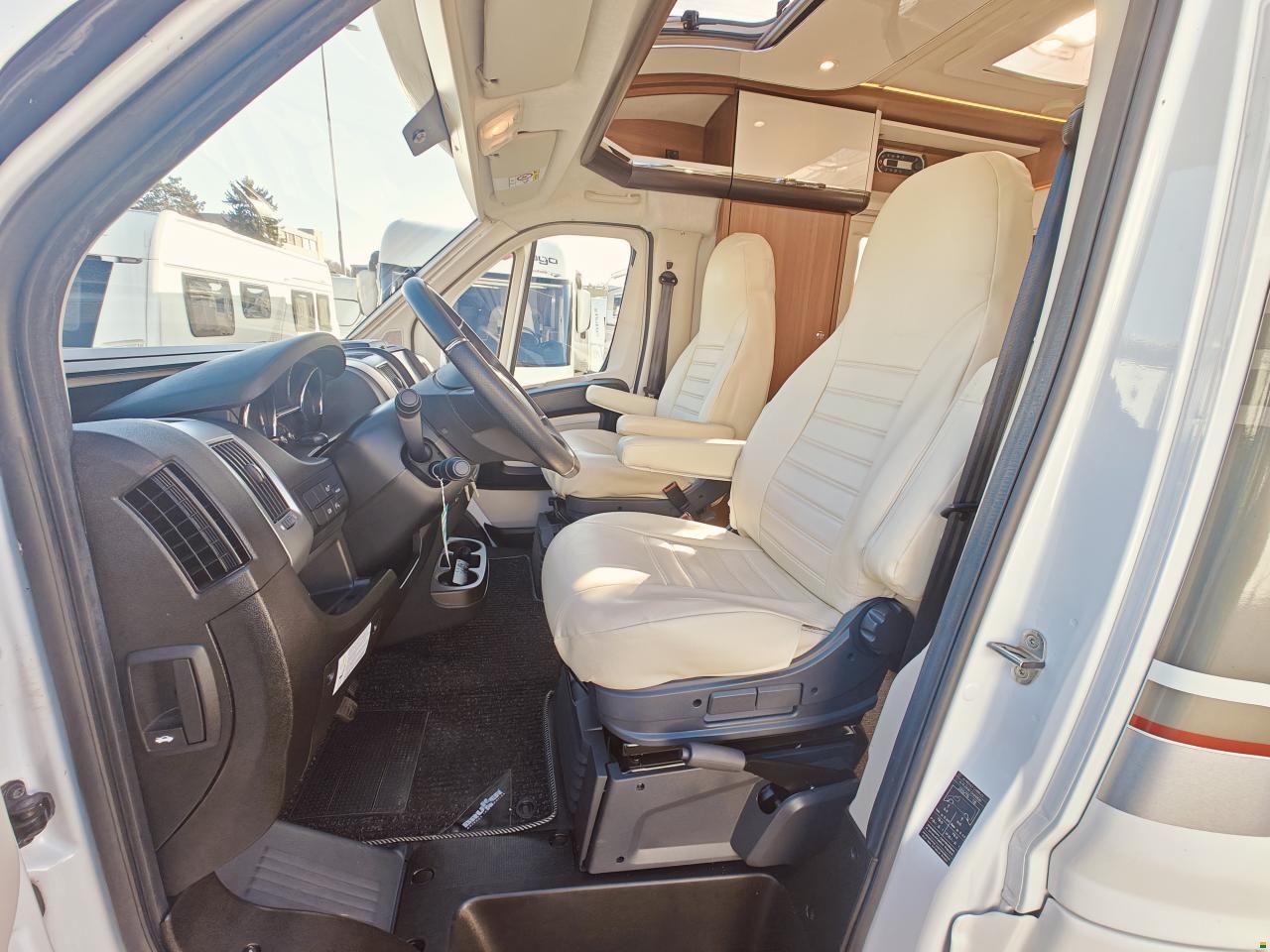 LMC Cruiser Premium T741 - Automat