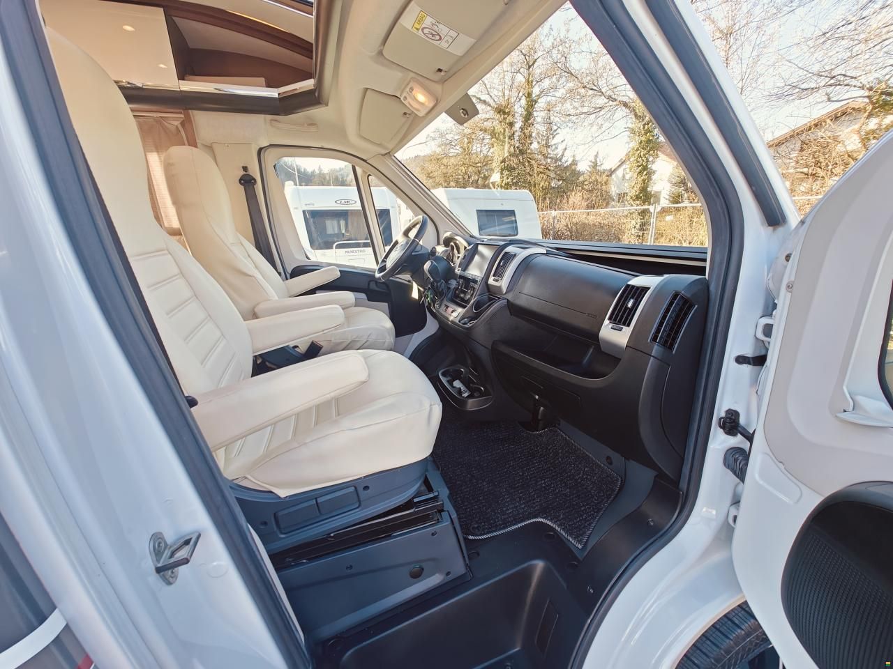 LMC Cruiser Premium T741 - Automat