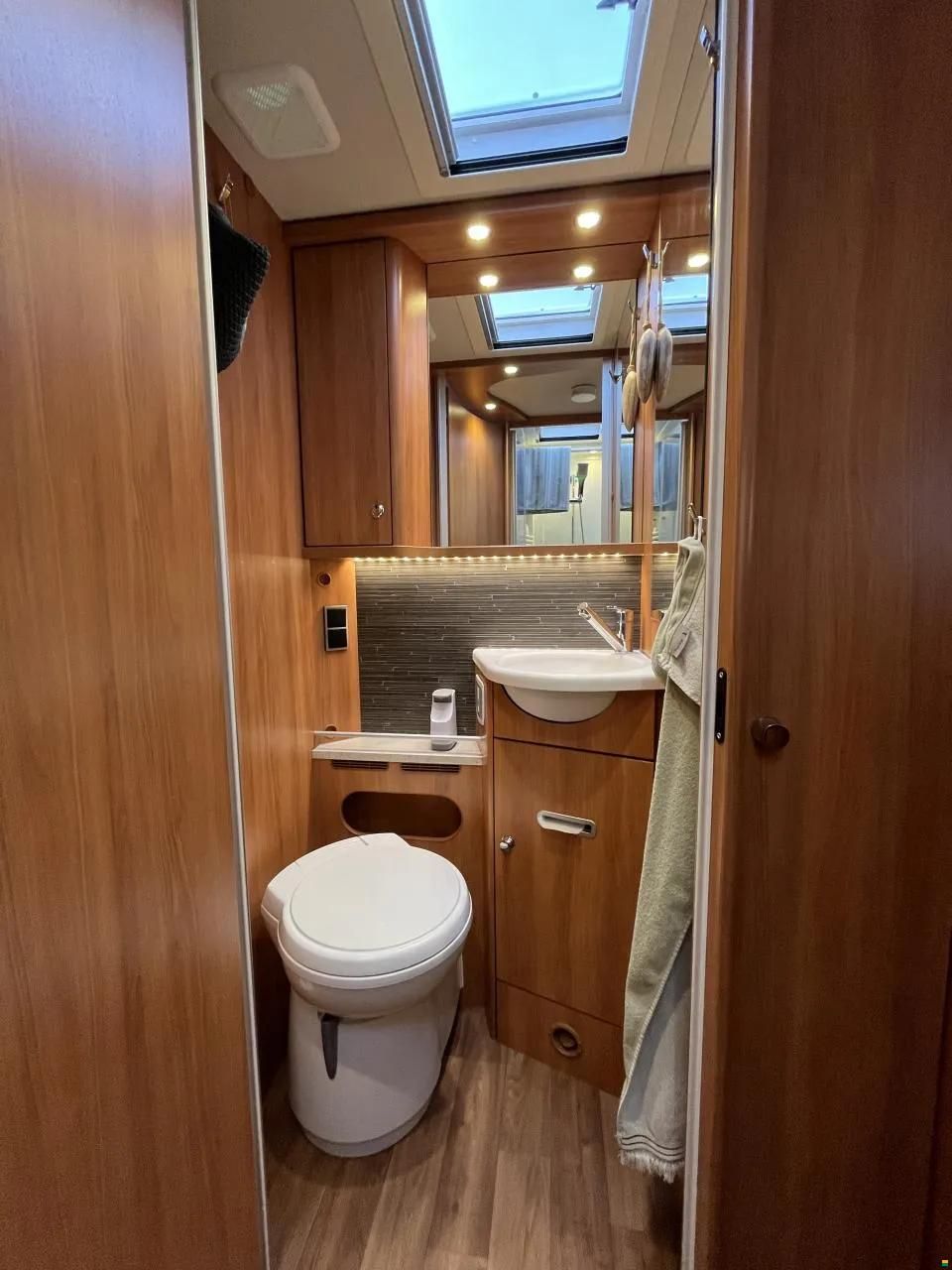 Hymer Exsis-i 678