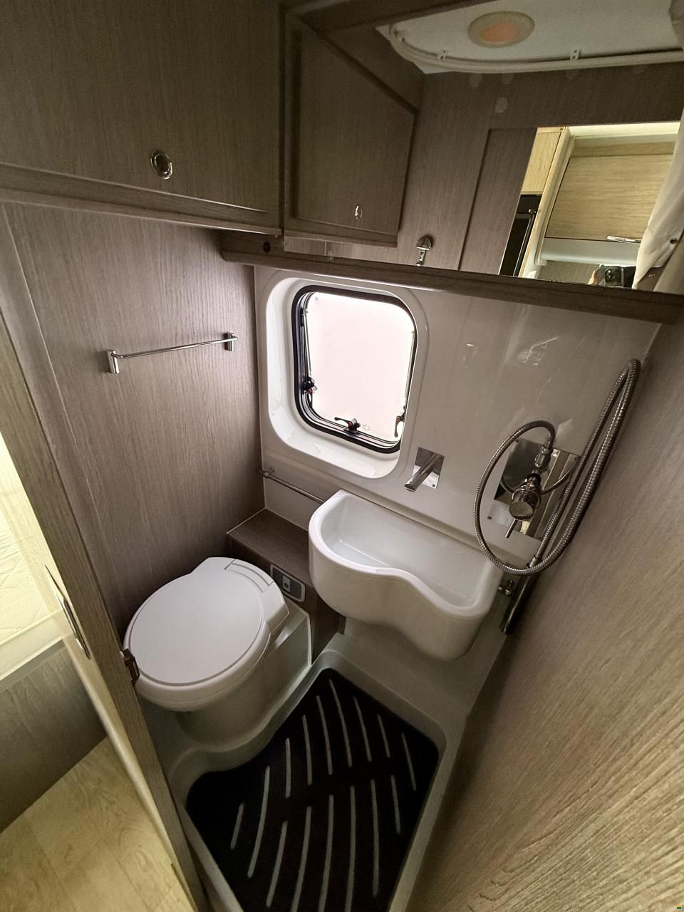 Challenger Vany V114 -Freelife -4 People