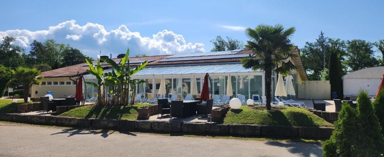 Wilk Wohnwagen mit Holzvorbau