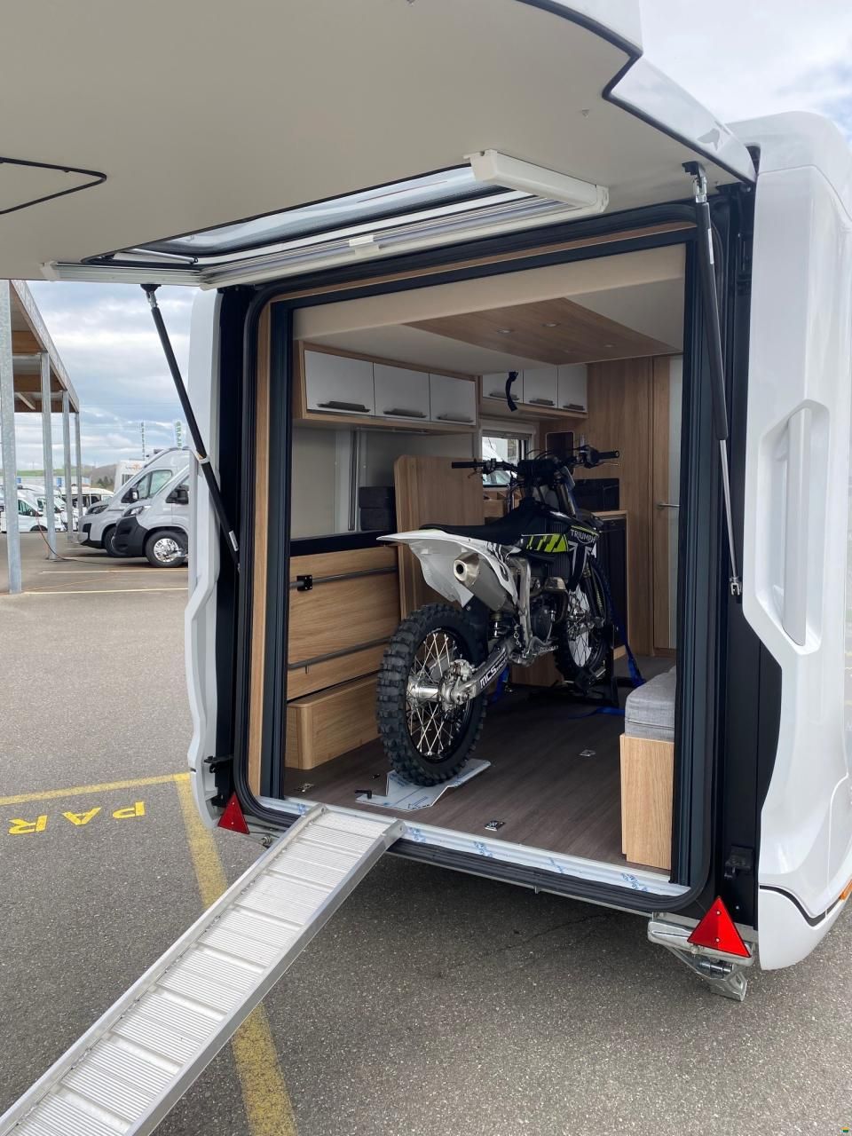 Knaus Deseo Transporter 400