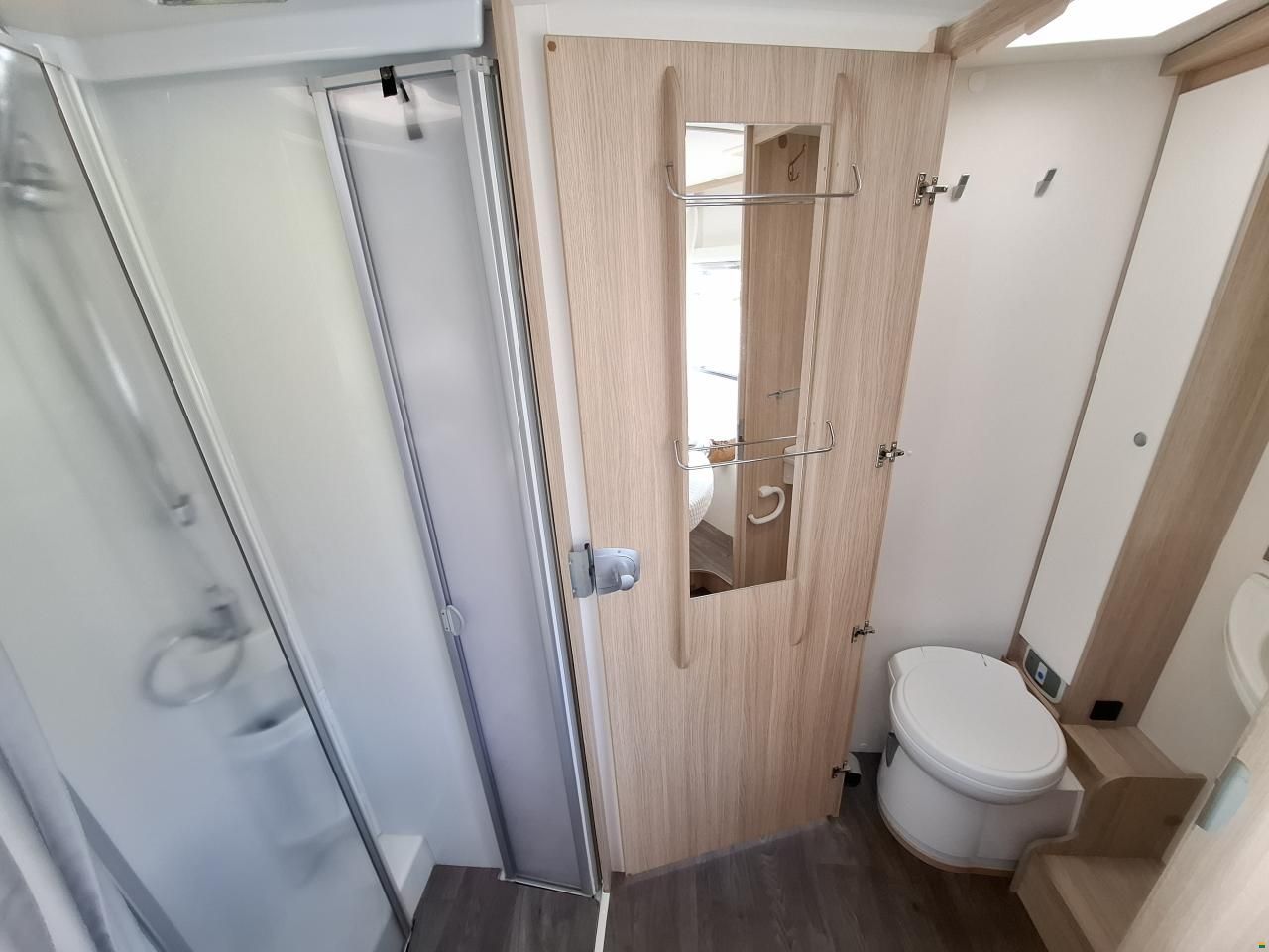 Sunlight T69s mit Queensbett