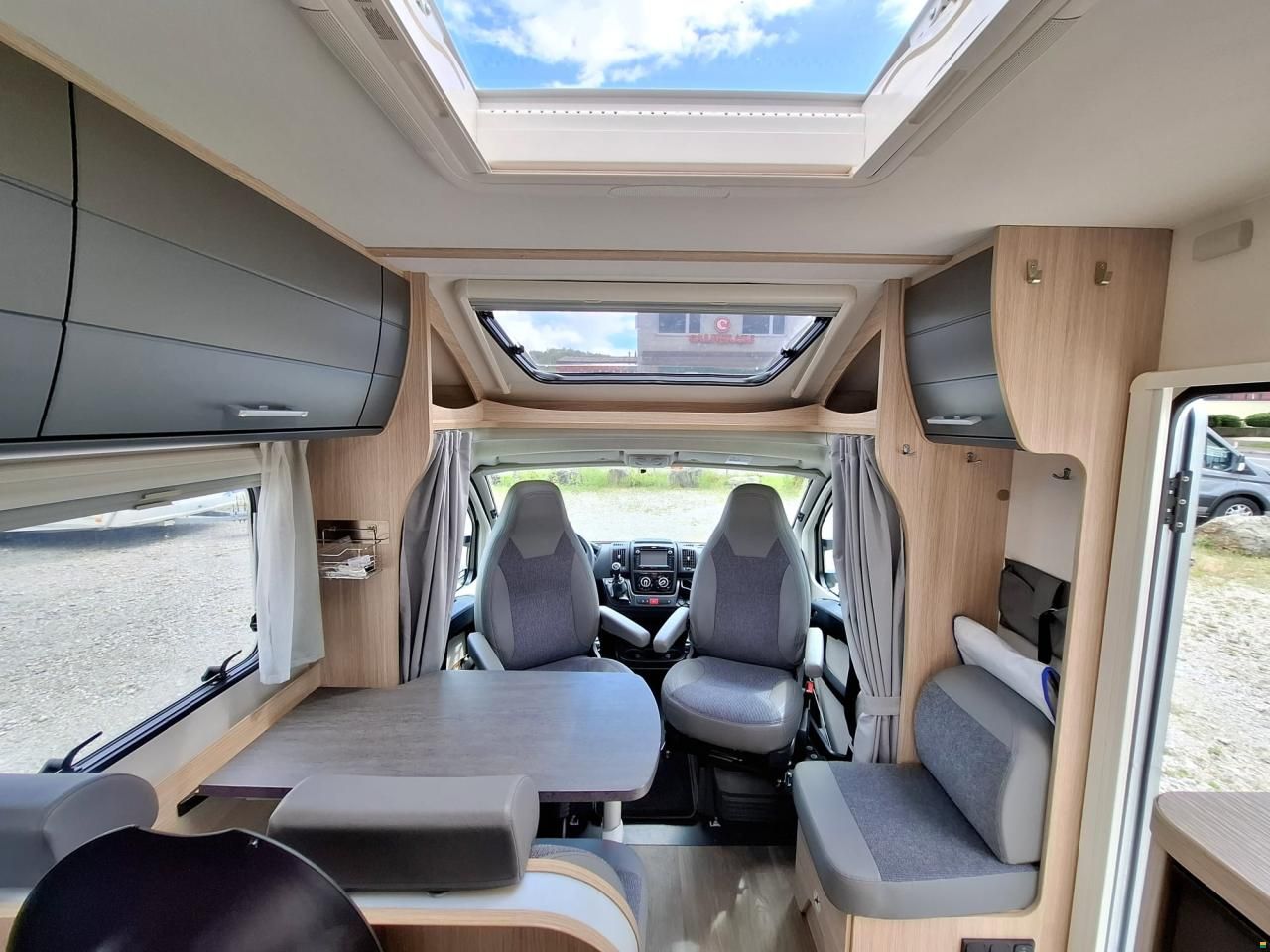 Sunlight T69s mit Queensbett